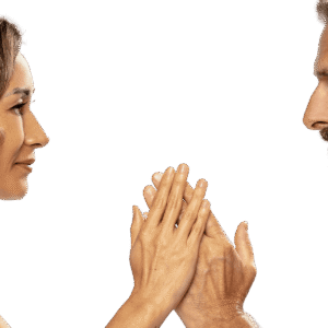 Ein Paar, das sich mit Handflächen berührt und tief in die Augen blickt, symbolisierend Verbindung, Achtsamkeit und die Essenz der Tantra Massage.