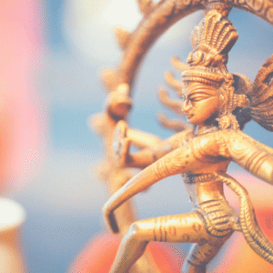 Eine detaillierte goldene Shiva Nataraja Statue, die den kosmischen Tänzer darstellt, symbolisierend Schöpfung, Erhaltung und Zerstörung sowie die dynamische Energie und Transformation in der Tantra Massage und spirituellen Praxis.